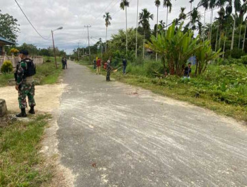 Ajak Masyakat Ciptakan Kampung Bersih, Satgas Pamtas Yonif 132/BS Bersihkan Jalan Perbatasan