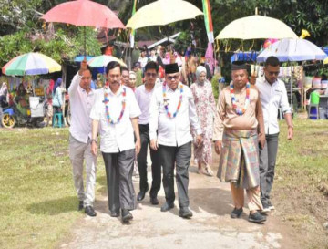 Defile Emak-emak Berpakaian Tradisional Meriahkan Puncak  Pemindahan Tanjung Alai Ke-28