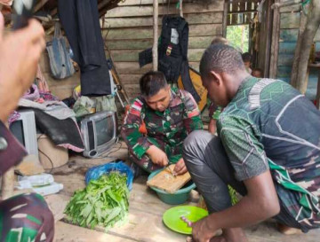 Kembali Bantu Masyrakat, Satgas Pamtas Yonif 132/BS Masuk Dapur Warga Kp.Yowong