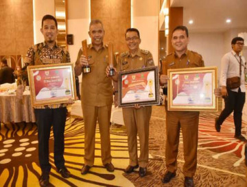 Pj. Bupati Kampar Terima Penghargan Keterbukaan Informasi Publik Kategori Tertinggi Dari KI Riau