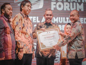 Pj. Bupati Kampar Terima Penghargaan Stakeholder Ke-2 NSF SKK Migas – KKKS Sumbagut