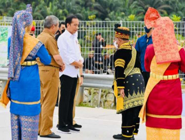 Presiden RI Disambut Pakaian Adat Kampar Oleh Ketua LAK Kampar beserta Ninik Mamak