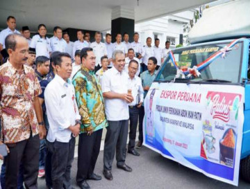 Perdana, Pj Bupati Kampar Ekspor 2 Ton Abon Ikan Patin Ke Malaysia
