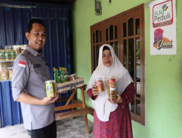 Kadis Kominfo dan Persandian Kampar Serahkan Hadiah Pemenang Video Kreatif Hari Jadi Kampar