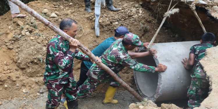 *Aksi Tanggap Satgas TMMD Ke 121 Perbaiki Gorong Gorong Dan Jalan Longsor di Desa Domo*