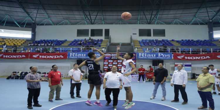 Wakili Bupati,Plt Kadis Kominfo Zulfikar Buka Turnamen Riau Pos Honda Student Basketball League