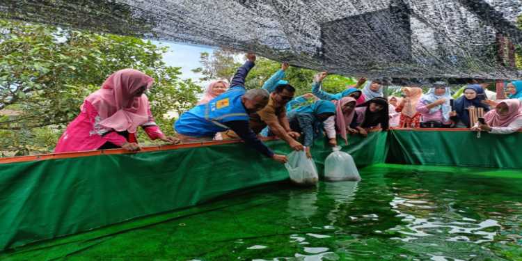 Srikandi PLN Bangun Kemandirian Desa Salo Timur Melalui Pemberdayaan Kelompok Batik