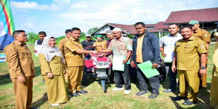 Bupati Kampar H. Ahmad Yuzar Kukuhkan UPJA Serta Serahkan SK dan Bantuan Alsintan Berupa Traktor