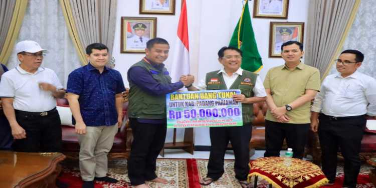 Bupati Kampar Serahkan Langsung Bantuan Bencana Ke Bupati Padang Pariaman