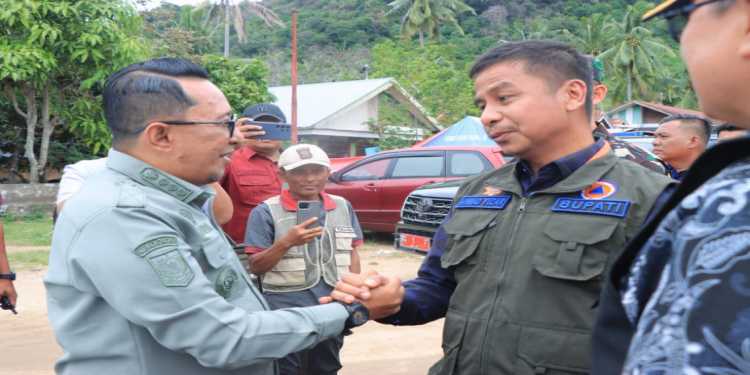 Terima Bantuan dari Bupati Kampar, Bupati Tanah Datar: Kedatangan Bupati Sitawa Sidingin bagi Kami
