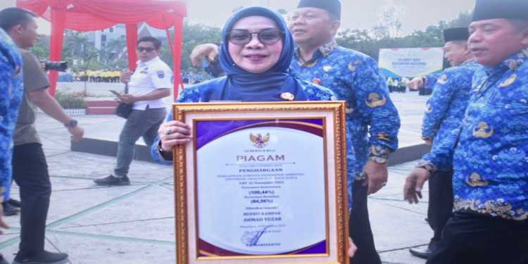 Wakil Bupati Kampar Menerima Piagam Penghargaan Universal Health Coverage (UHC)