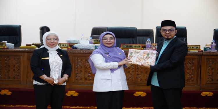 Wakil Bupati Kampar Sampaikan Ranperda RPP APBD Kabupaten Kampar TA. 2024 Pada Paripurna DPRD Kampar
