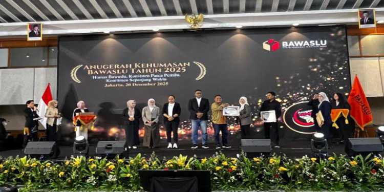 Bawaslu Kampar Sabet Penghargaan Terbaik II Kategori Foto Humanis di Anugerah Kehumasan Bawaslu RI