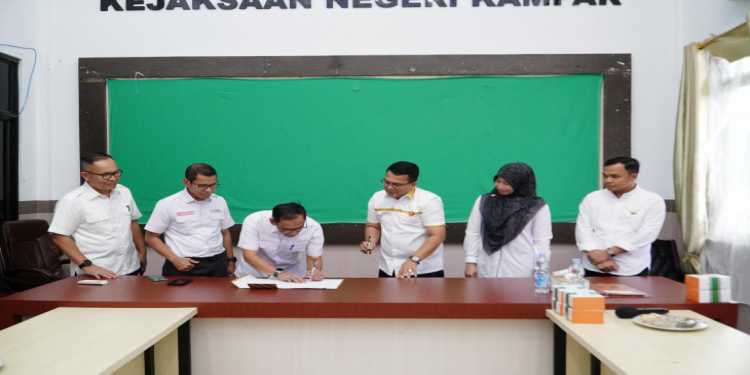 Plh Sekda Ir. H. Azwan, M.Si Penandatanganan Berita Acara Penyelamatan Aset Daerah di Kejari Kampar