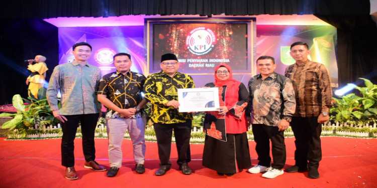Pemkab Kampar terima Penghargaan dari KPI Riau Award 2025, “Pemerintah Daerah Peduli Penyiaran”