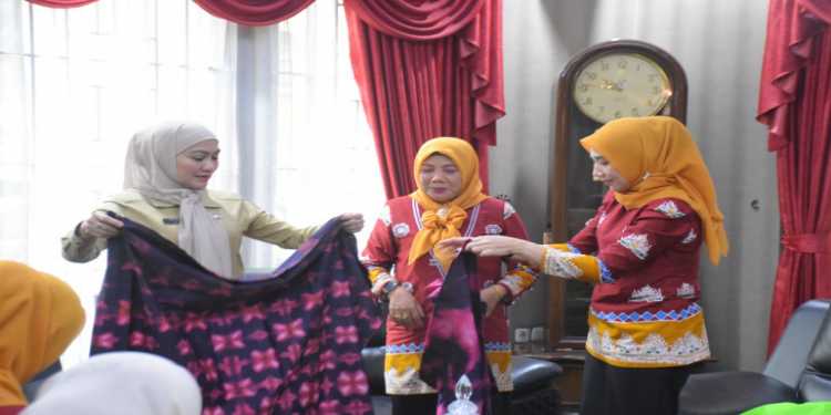 Ketua Dharma Wanita Persatuan Kabupaten Kampar Silaturahmi ke Kediaman Ketua DWP Provinsi Riau