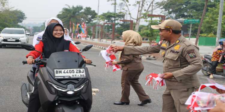 Jelang HUT ke-81 RI, Satpol PP dan DWP Kampar Galakkan Pembagian Bendera Merah Putih