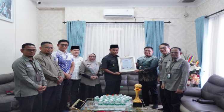 Sinergi BUMD dan Pemkab: BPRS Berkah Serahkan Penghargaan 'Top Pembina BUMD 2026' ke Bupati Kampar