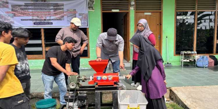 Politeknik Kampar Kenalkan Mesin Crusher Limbah Patin untuk UMKM FIOSA