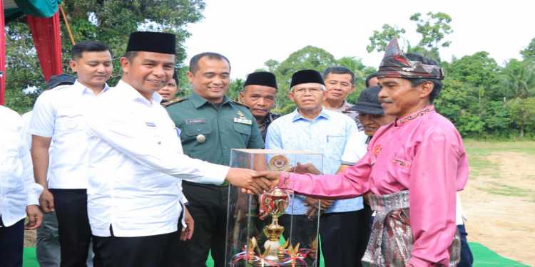 Angkat Miniatur Rumah Adat, Pak Zukirman dkk Juara Lomba Sampan Hias