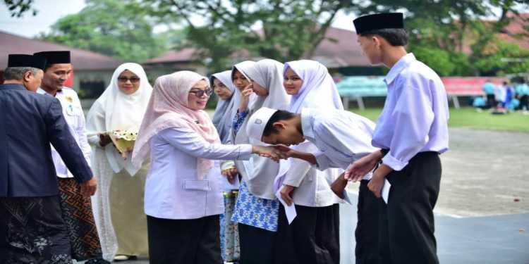 Wakil Bupati Kampar Dr. Hj. Misharti Pimpin Upacara Hari Santri Nasional 2026