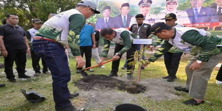 Sinergi Pemkab dan Kemenag kampar, Ahmad Yuzar Tanam Bibit Durian dalam Gerakan Penghijauan