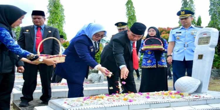 Sempena Harkitnas ke 118, Pemkab Kampar Lakukan Tabur Bunga di TMP Eka Kusuma Bakti