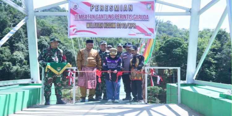 Wabup Misharti Resmikan Jembatan Gantung Perintis Garuda Bantuan Presiden RI di Desa Gajah Bertalut