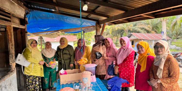 GOW Kab. Kampar, Peringati Hari Kartini Dengan Bagi-Bagi Sembako