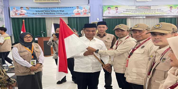 Bupati Kampar Lepas Secara Resmi Keberangkatan Jemaah Haji Kampar Kloter V di Embarkasi Batam