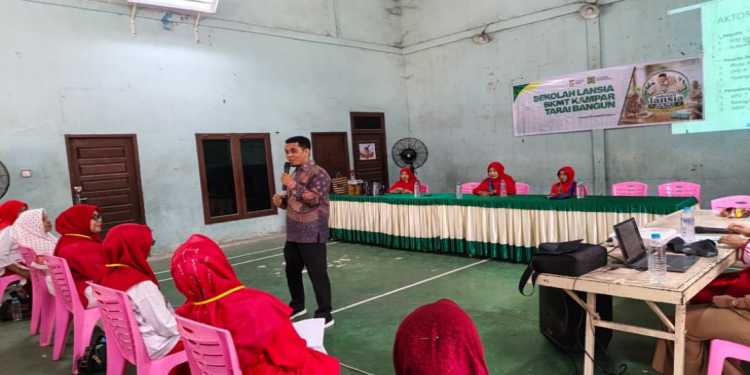 BKMT Kampar Laksanakan Proses Belajar Mengajar Di Sekolah Lansia Desa Tarai Bangun.