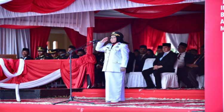 Wabup Kampar Jadi Irup Upacara Penurunan Bendera Pada HUT RI Ke-81, Upacara Berlangsung Khidmat