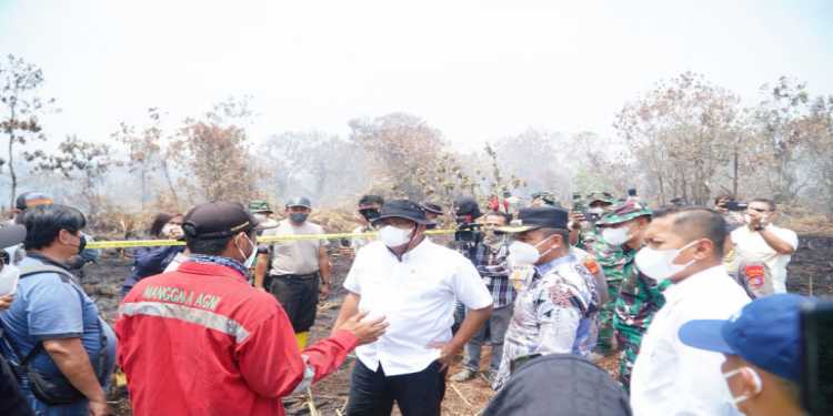 Bupati Kampar Bersama Menteri Lingkungan Hidup Tinjau Lokasi Karhutla di Kecamatan Tambang
