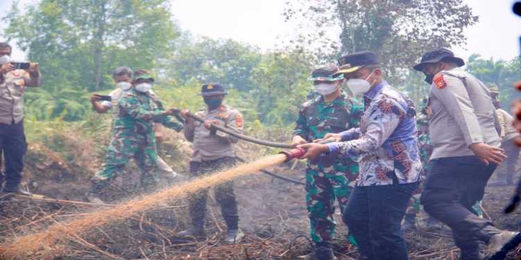 Tinjau Lokasi Kebakaran, Bupati Kampar Ikut Padamkan Api di Kecamatan Tambang