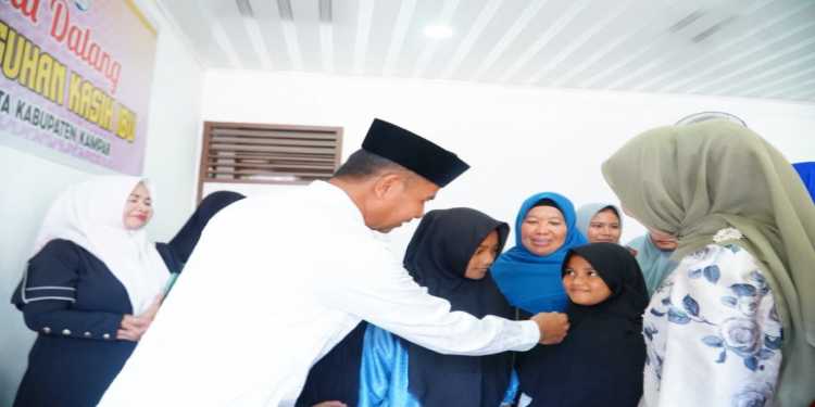 Kunjungi Panti Asuhan Kasih Ibu & Serahkan Bantuan, Bupati Kampar Jadikan Sebagai Program Prioritas