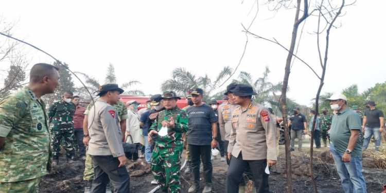 Bupati Kampar Bersama Pangdam XIX/Tuanku Tambusai, Plt Gubernur Riau Tinjau  Kebakaran di Tambang