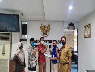 PPID Kampar Serah Kuesioner Evaluasi ke Komisi Informasi Riau.
