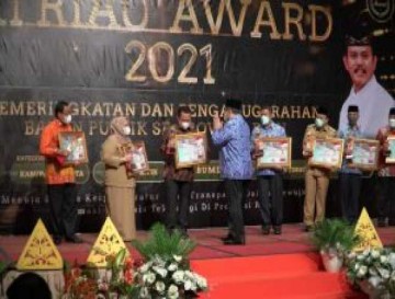 Bupati Kampar Terima Penghargaan Kabupaten Terbaik Keterbukaan Informasi Kategori Informatif