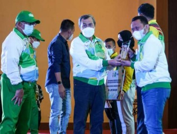 Bupati Kampar Terima Penghargaan Sebagai Pembina Olahraga Berprestasi dari Gubernur Riau