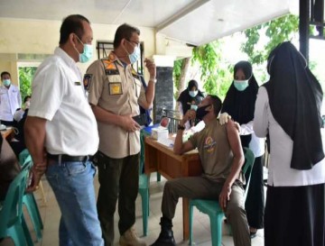 Kasatpol PP Kampar Kawal Anggota Satpol PP Vaksinasi