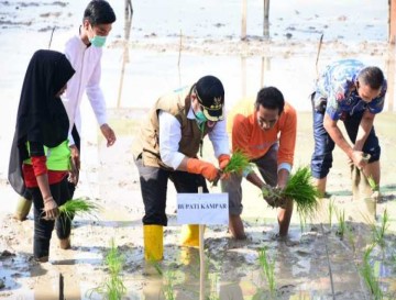 Tak Kenal Hari Libur, Tim PPKM Tambang Serahkan 20 Peket Sembako dan Penegakan Prokes