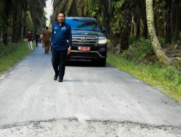 Bupati Kampar Tekankan PUPR Tuntaskan Pembangunan Jalan Penghubung Desa