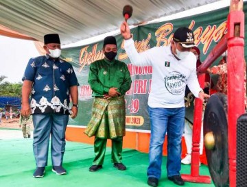 Bupati Kampar Apresiasi Gebyar Seni Budaya Desa Tri Manunggal Kecamatan Tapung.