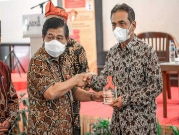 Aktif Dalam Penanggulangan AIDS. Kampar Terima Penghargaan Dari Kemendagri