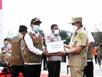 Jangan Kendor Tegakkan Prokes, Bupati Kampar terima bantuan Masker dan Hand sanityzer dari BNPB