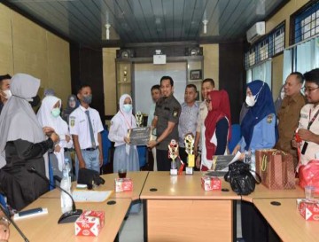 Tutup Pelatihan Jurnalistik Remaja, Kadis Kominfo Kampar Serahkan Piala Kepada Tiga Peserta Terbaik