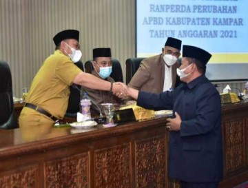 Bupati Kampar Sampaikan Jawaban Pemerintah Atas Pandangan Umum Fraksi Fraksi DPRD Kampar