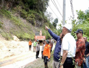 Pj Bupati Kampar Tinjau Lokasi Longsor Lintas Sumbar – Riau di Desa Merangin Kecamatan Kuok
