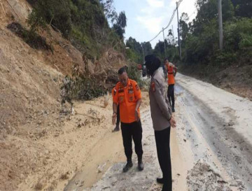 Lintas Sumbar-Riau Kembali Longsor