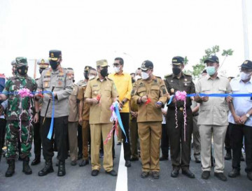 Bupati Kampar Dampingi Gubernur Riau Lakukan Pemotongan Pita Penggunaan Tol Pekanbaru–Bangkinang